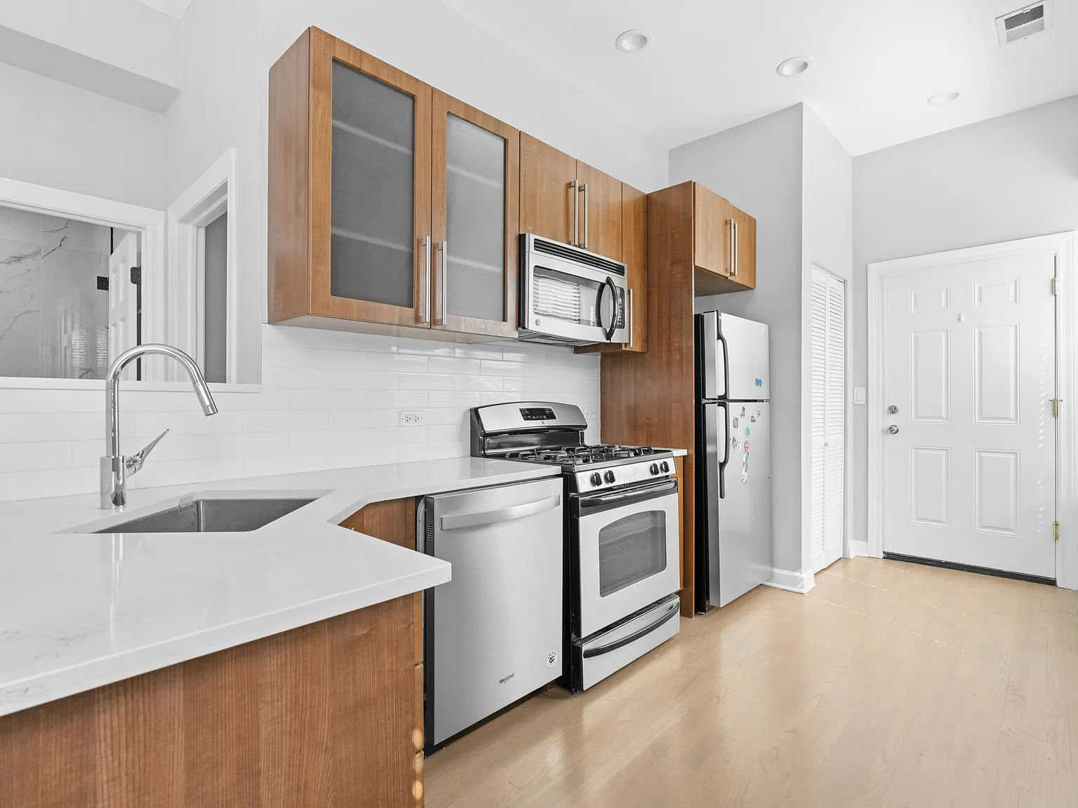 2 bed, 900 sqft, $2,100 — Photo 4