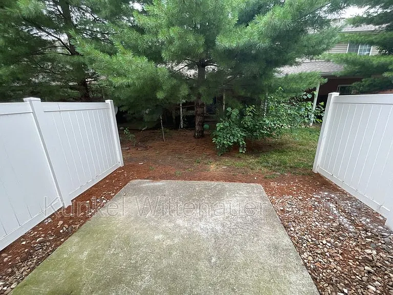 704 Fountain View Dr #F — Photo 11