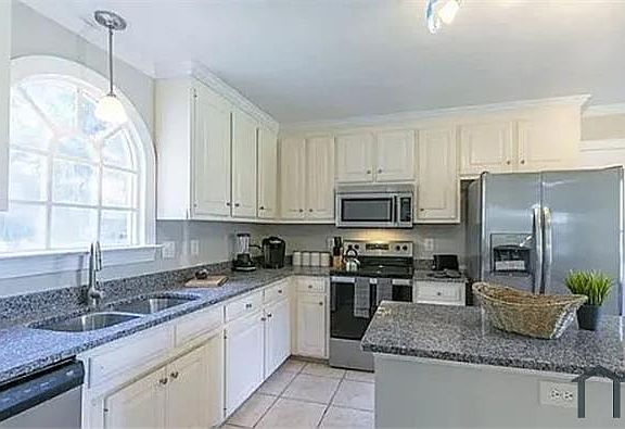 3rd image of 4200 Medlar Ln