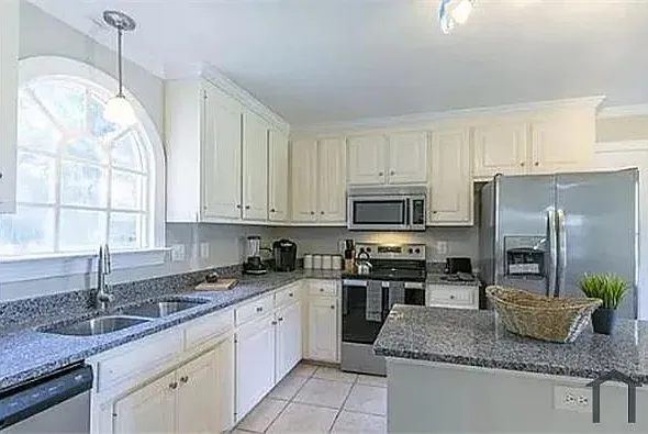 4200 Medlar Ln — Photo 3