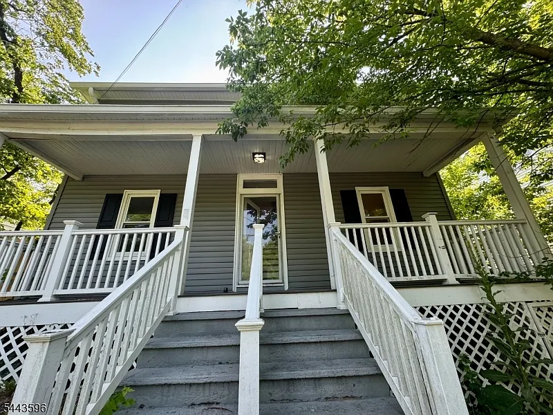 41 W Main St