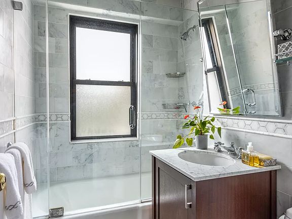 5th image of 201 E 77th St #3DC