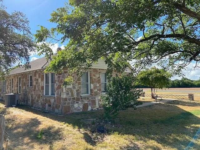 3 bed, 1.5 bath, 1556 sqft, $1,980 — Photo 3