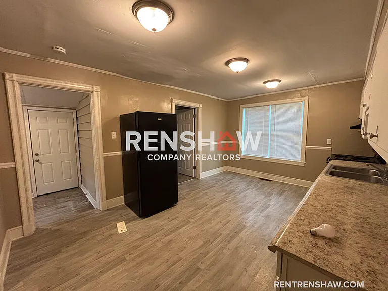 2458 Whitney Ave — Photo 14