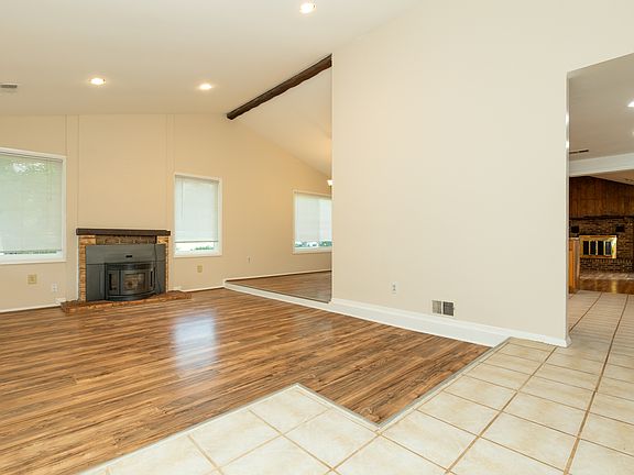 5th image of 722 Sugarland Run Dr