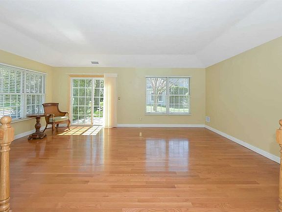 5th image of 148 Lakebridge Dr N