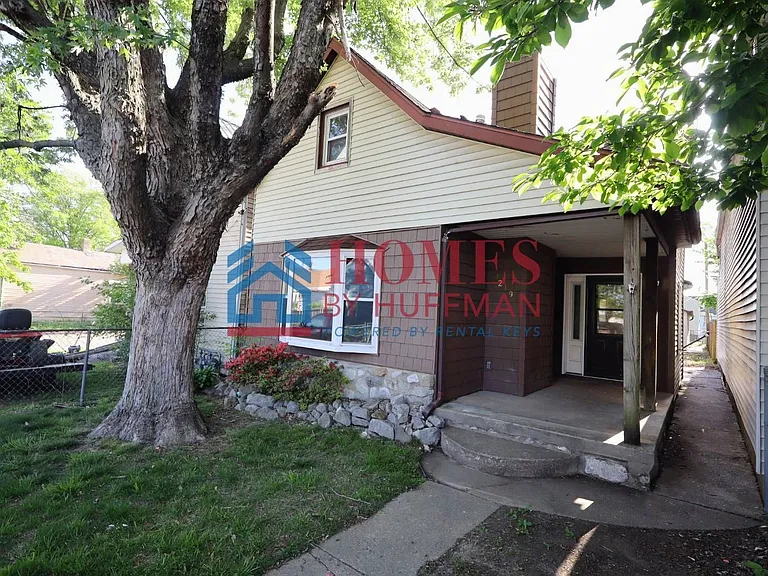 1219 Harriet St — Photo 2