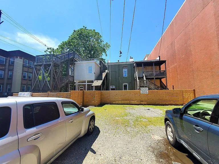 Building Photo - 400 W Grace St #3