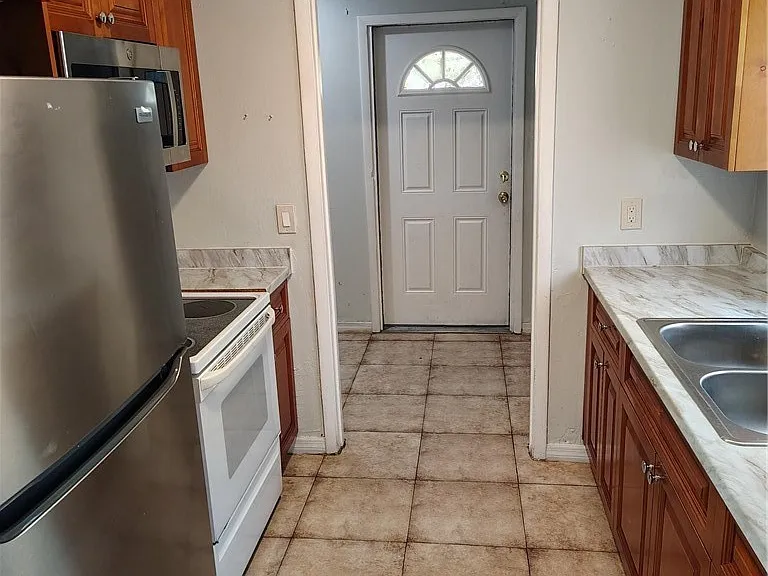 2709 Jackson St — Photo 3