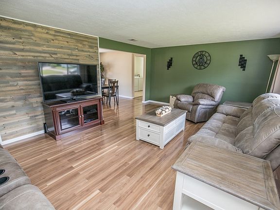 3rd image of 1535 Evergreen Dr