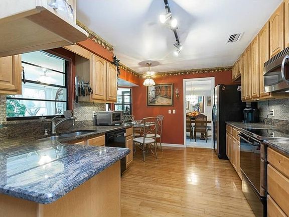 Dazzling Upgraded Granite Kitchen!