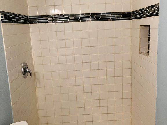 3rd image of 608 E 9th Ave