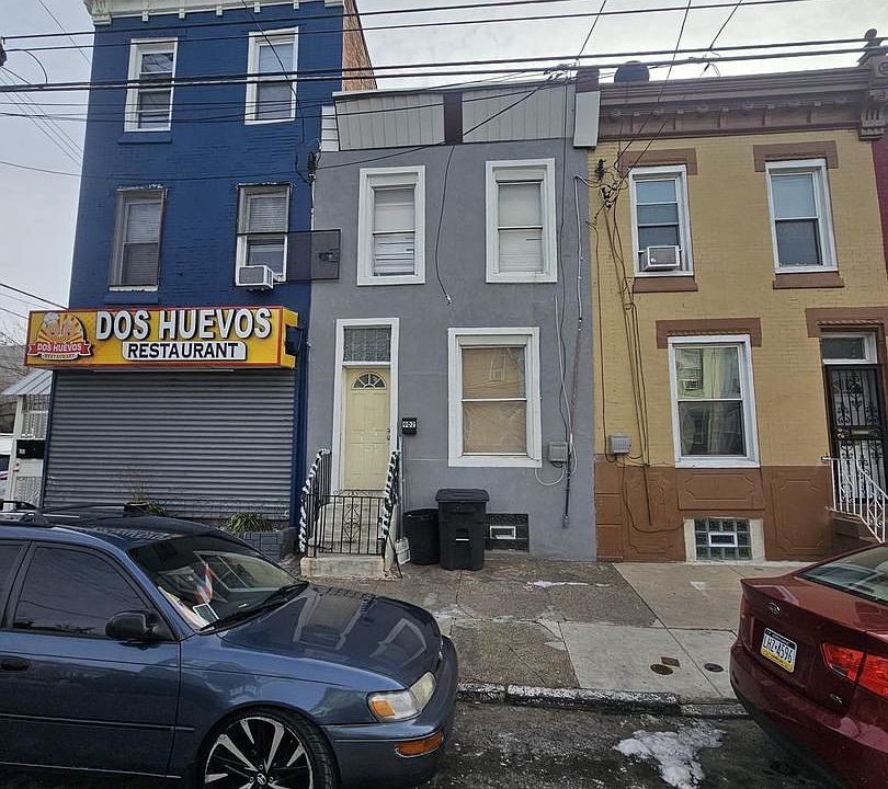 1st image of 902 W Somerset St