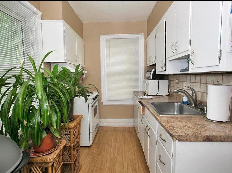 2nd image of 521 Manhattan Ave #B