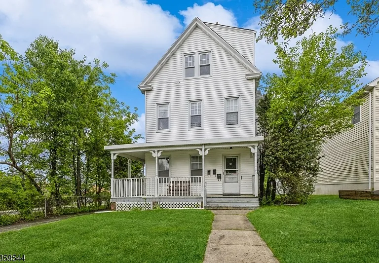 35 Montrose Ave — Photo 1