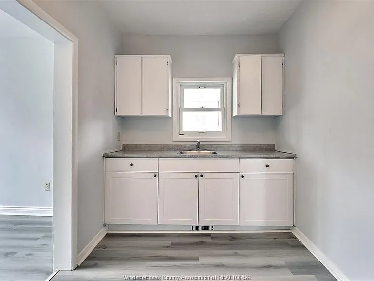 996 Albert Rd — Photo 7