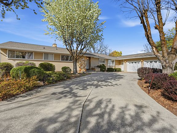 3rd image of 485 Parkview Cir