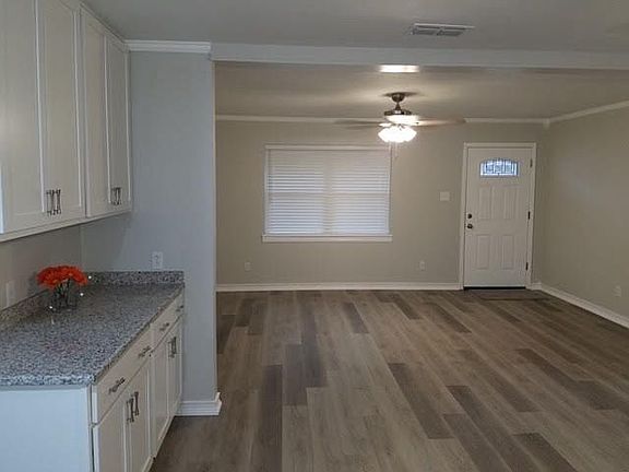 3rd image of 1319 Baxley Ln
