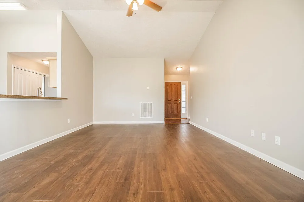 3 bed, 2.0 bath, 1302 sqft, $2,870 — Photo 4