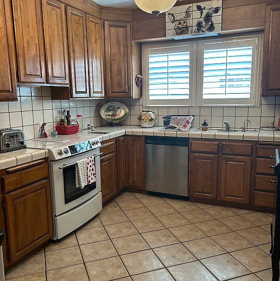 460 Bristol Ave — Photo 13
