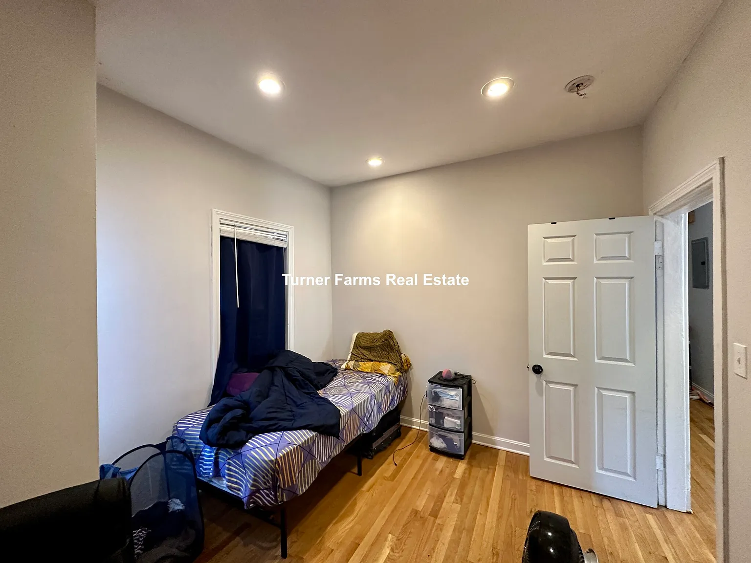 4 bed, 9999 sqft, $3,000 — Photo 4