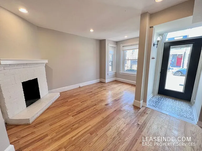 342 Elm St NW — Photo 2