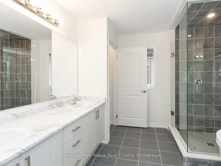 5 Hennessey Cres — Photo 35
