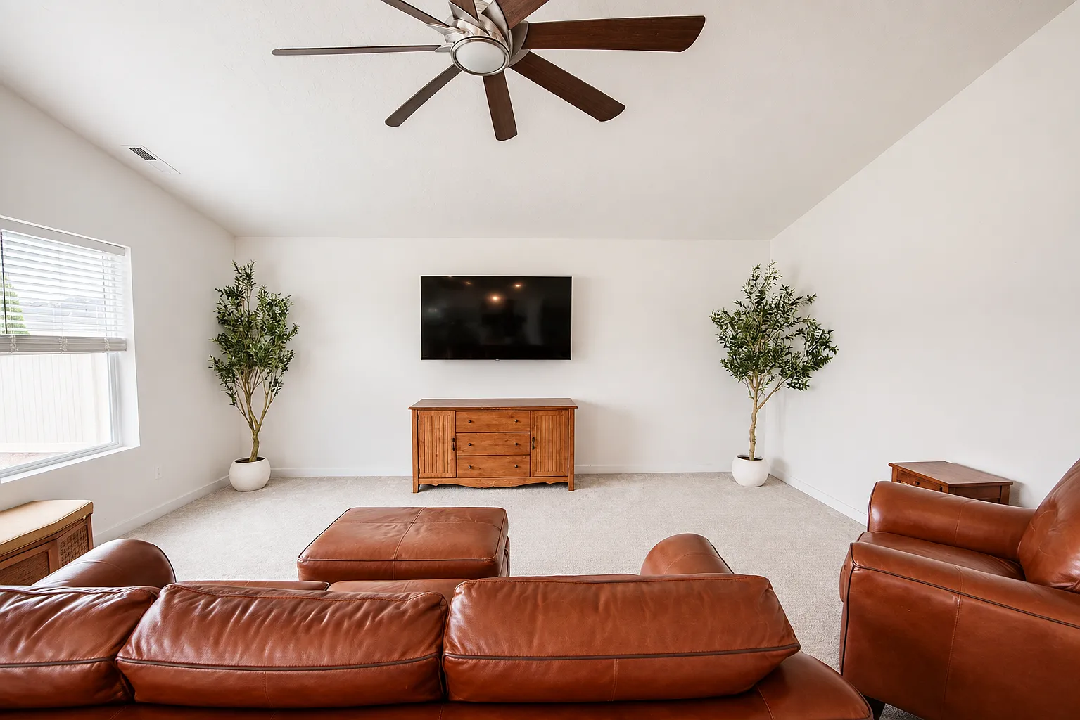 4 bed, 2.0 bath, 2021 sqft, $2,350 — Photo 2