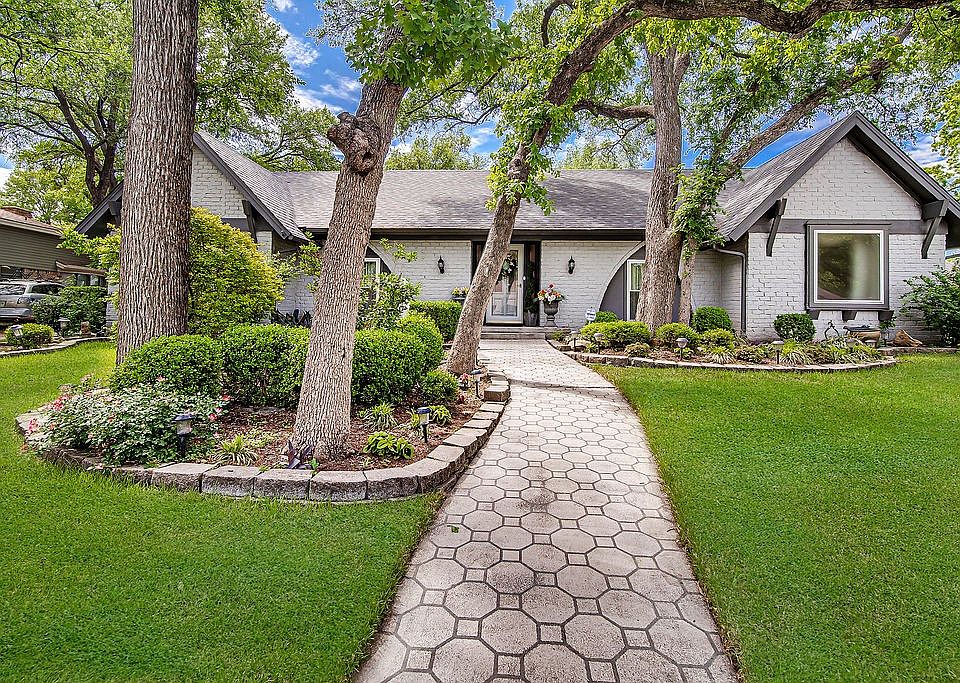1st image of 109 Oak Forest Trl