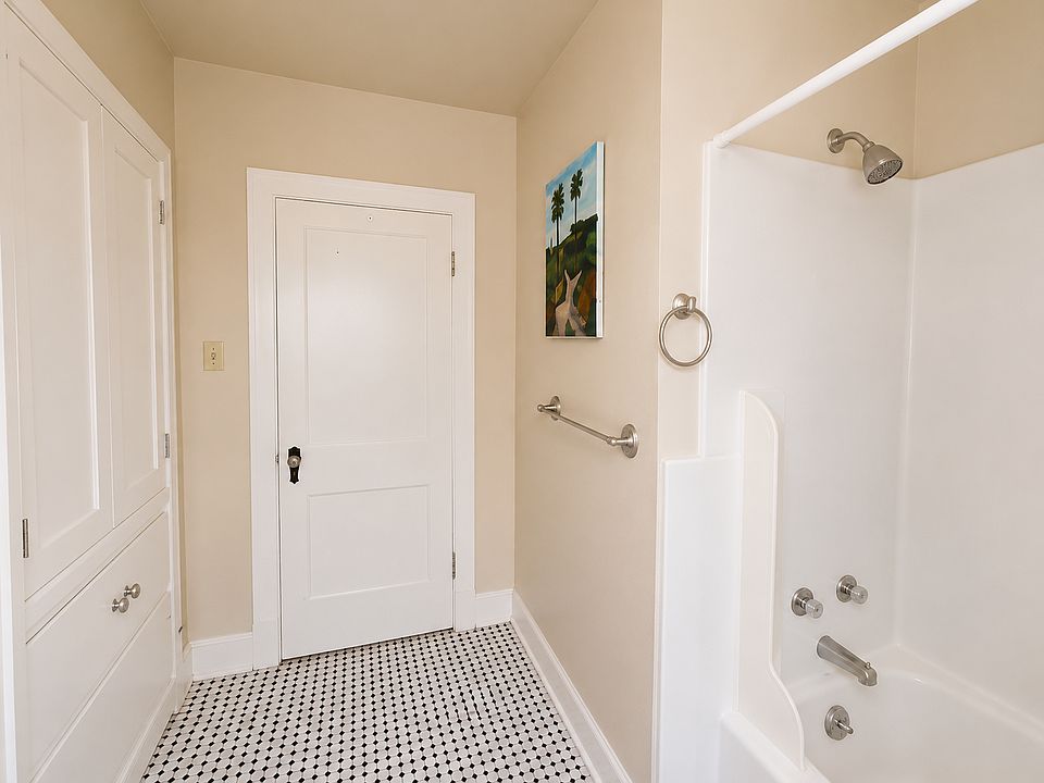 1st image of 914 N Sycamore St #14