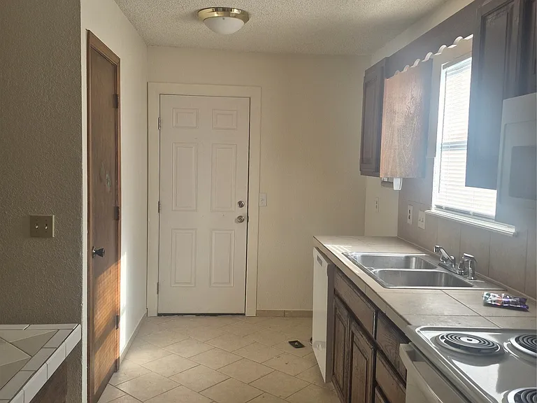 1031 N Oak Ct — Photo 5