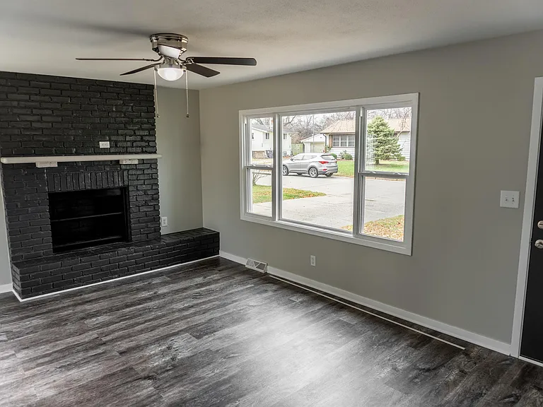 2355 Hawthorne Ct — Photo 3