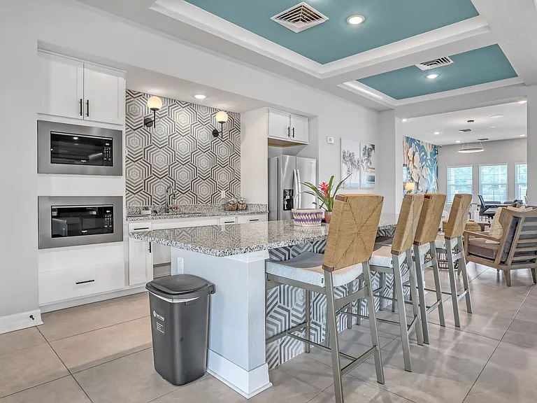 Palm Breeze Apartments — Photo 39