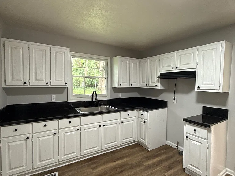 610 N McLemore Ave — Photo 4