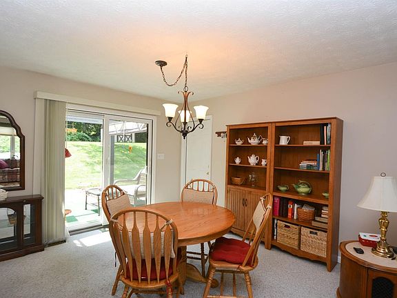 3rd image of 5823 Leslie Dr