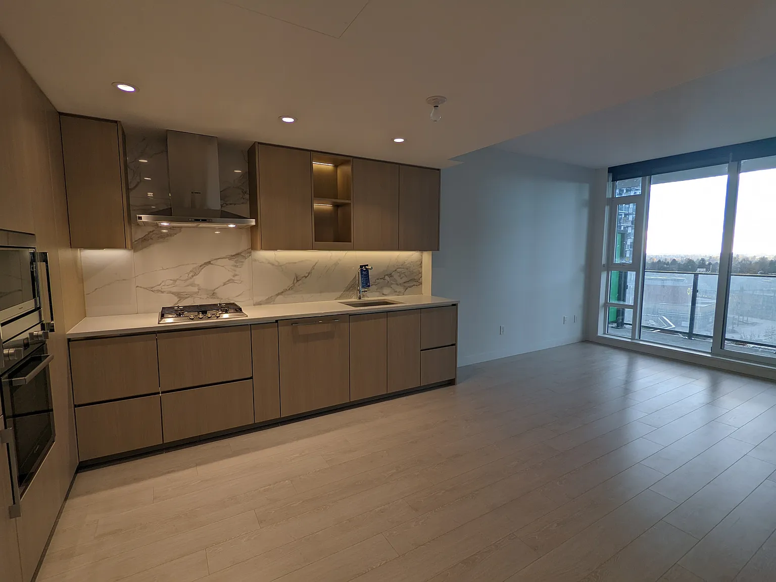 9887 Whalley Boulevard Surrey — Photo 2