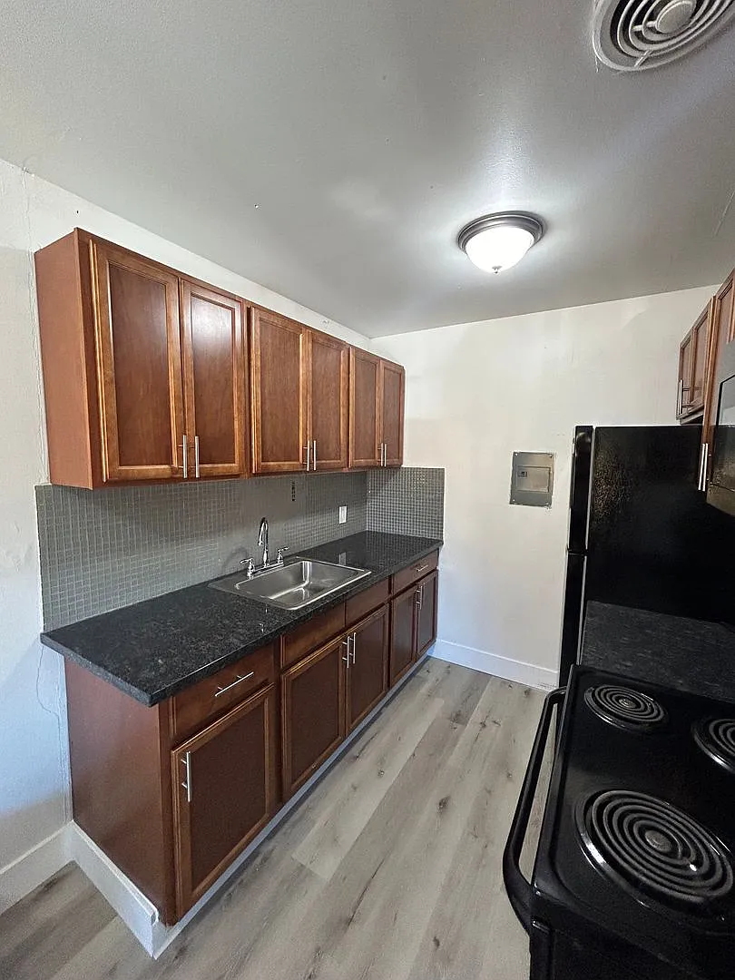 Young St Apartments — Photo 3