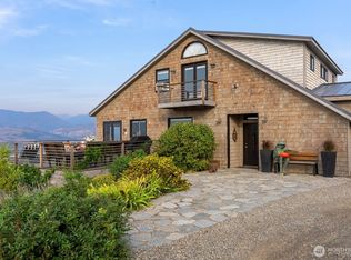 8 Deer Trails Way, Winthrop, WA 98862