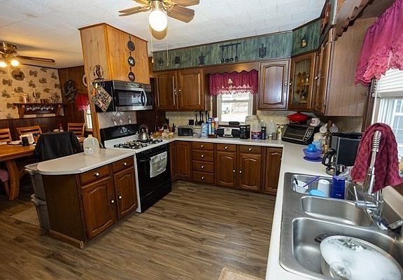 4th image of 664 Stafford St