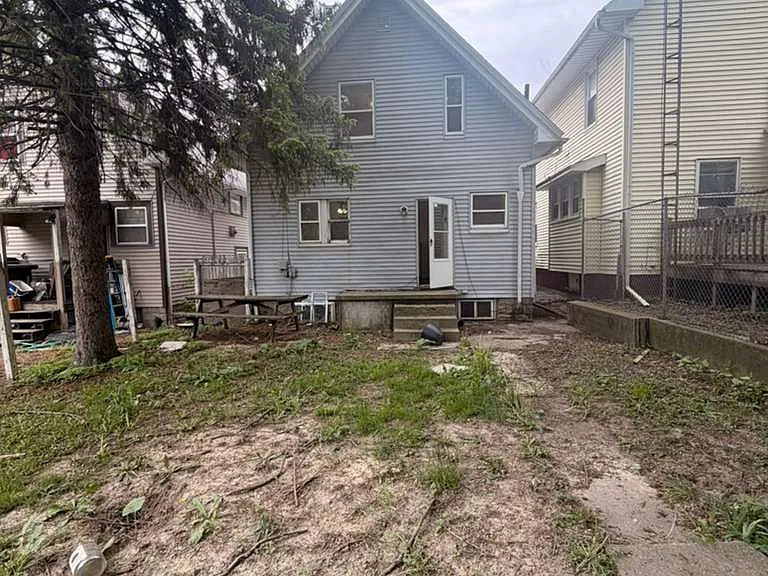 348 Spencer St — Photo 18