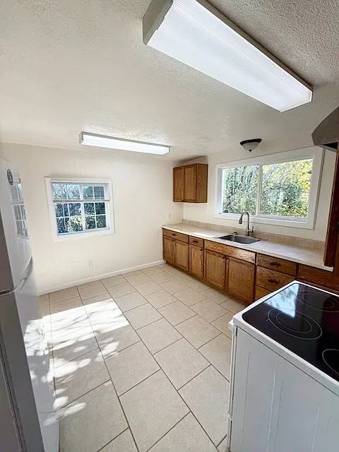 983.5 J St