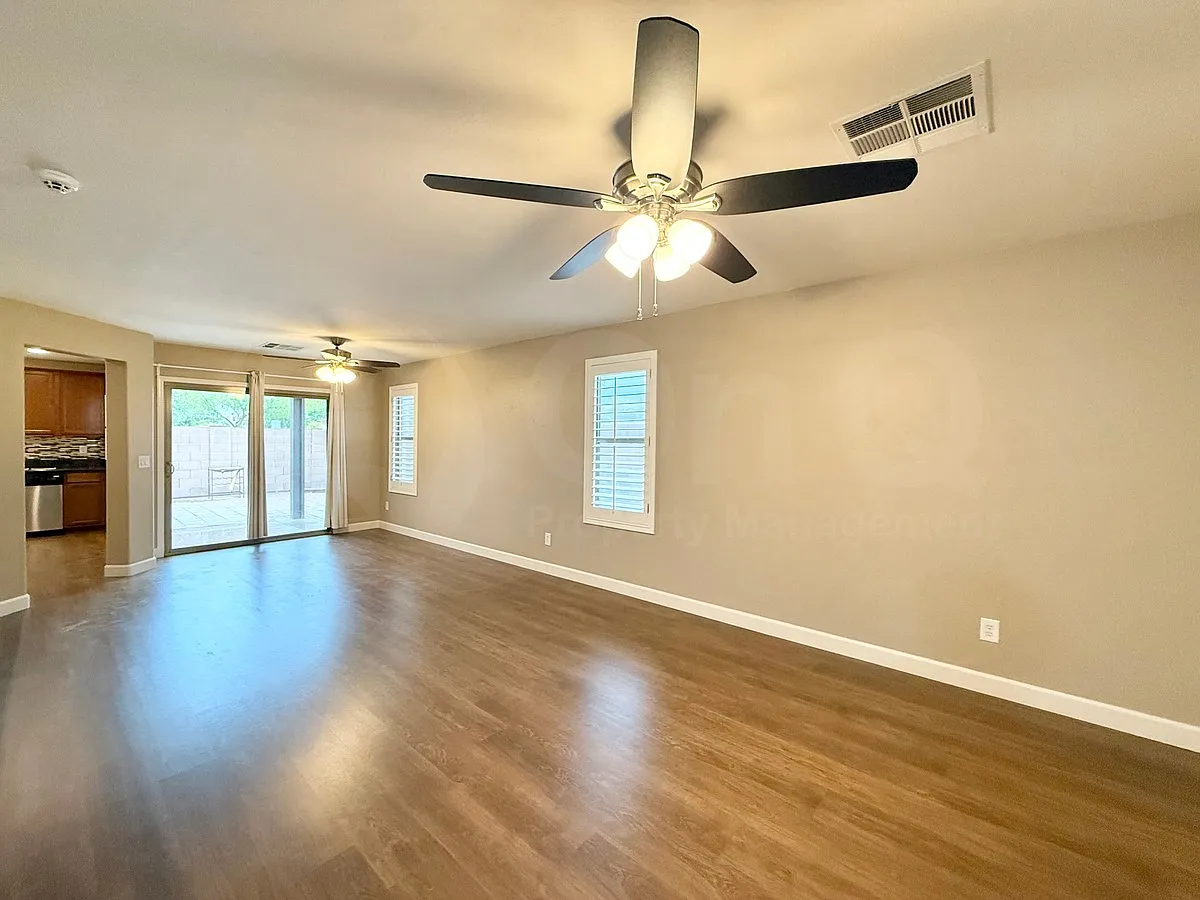 3 bed, 2.5 bath, 1884 sqft, $2,200 — Photo 3