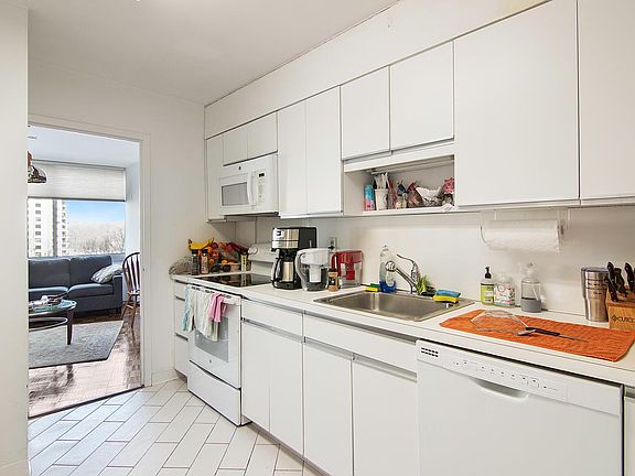 3rd image of 1 Claridge Dr APT 601