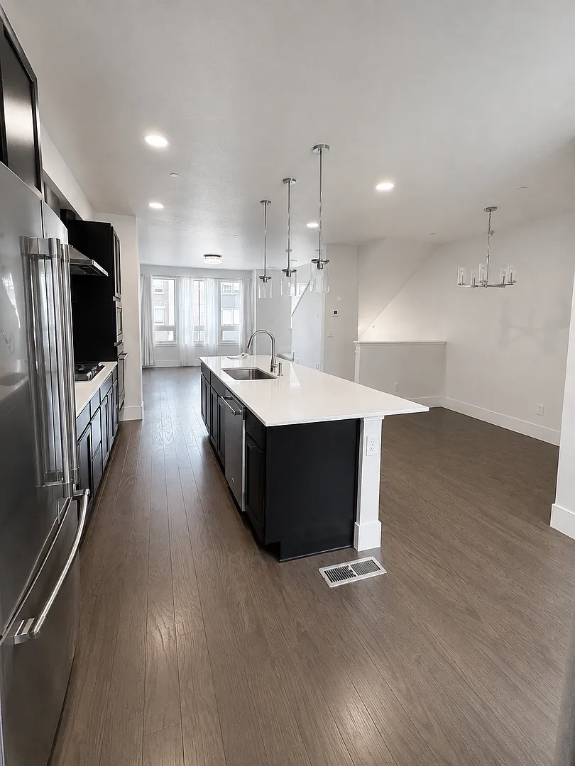 Modern Superior Townhome with Rooftop Deck & Mountain Views — Photo 4