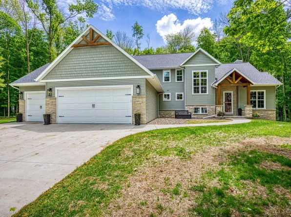 E9615 Woods Edge Dr, Fremont, WI 54940