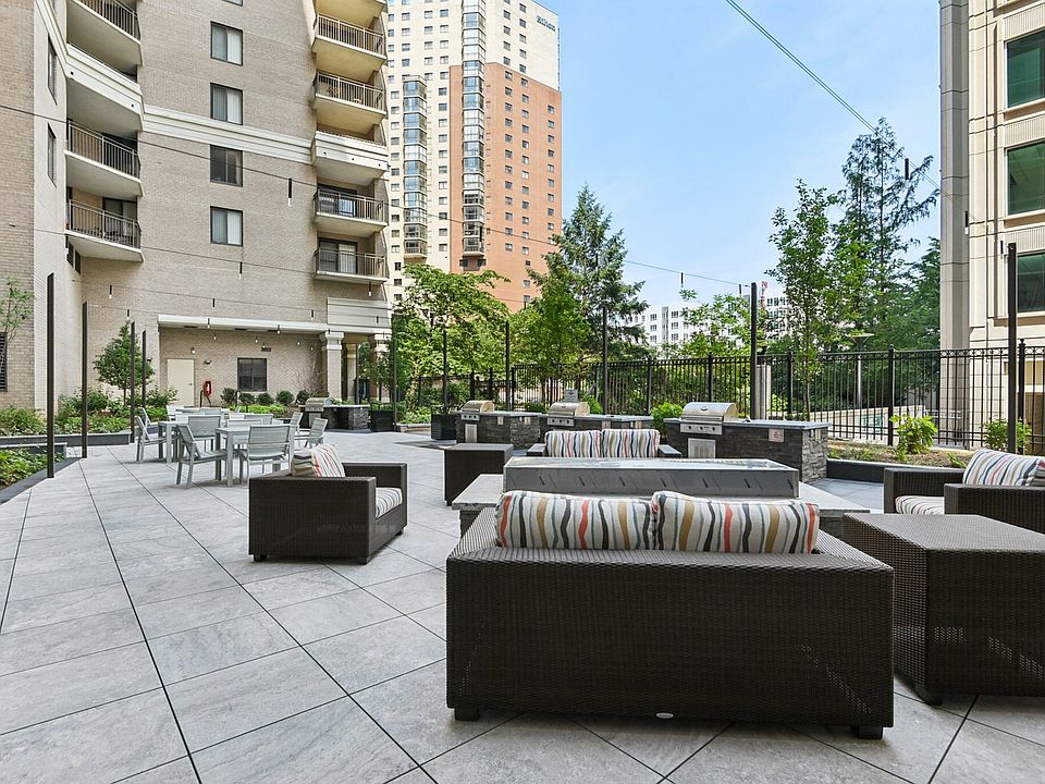 Outdoor Courtyard with Grilling Stations