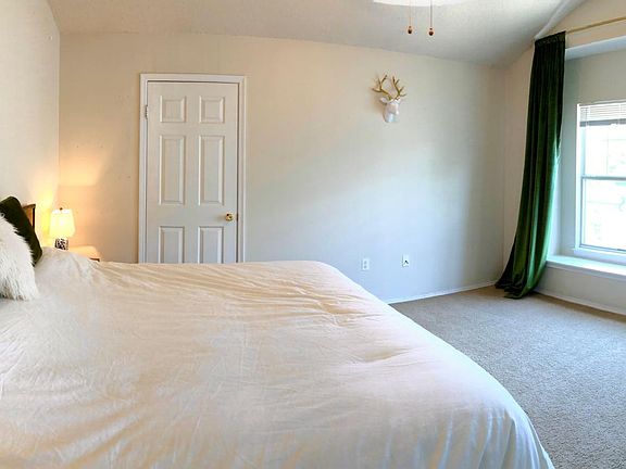5th image of 2042 Oxford Ln
