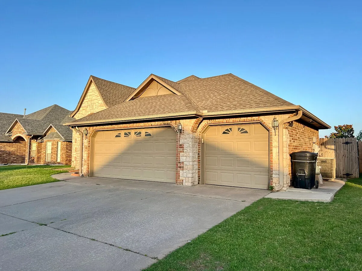 3 bed, 2.0 bath, 1906 sqft, $2,050 — Photo 3