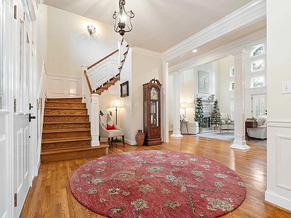 5th image of 732 Oakline Cir