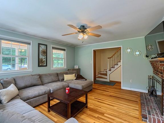 5th image of 393 Greenwood St